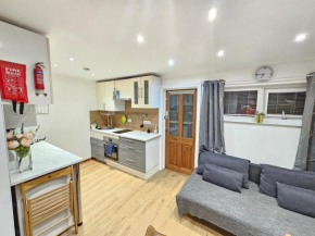 Studio apartment, TV, WiFi Kitchen Parking, Wembley Elizabeth Line